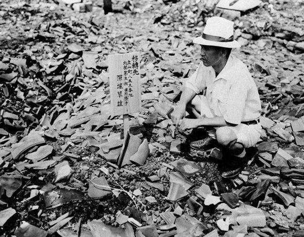 Житель Нагасаки на месте своего разрушенного дома. 14 сентября 1945 г.
