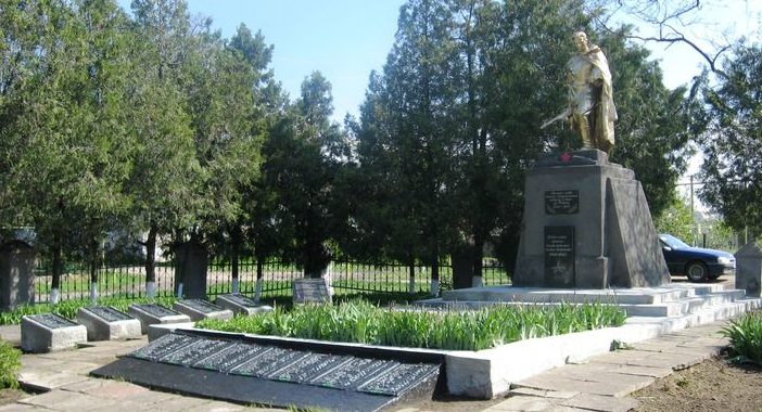 пгт. Цебриково Великомихайловского р-на. Памятник, установленный в 1957 году на братской могиле, в которой похоронено 109 воинов, погибших при освобождении поселка в апреле 1944 года. 