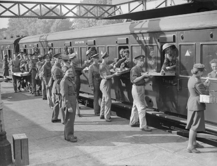 Эвакуированные войска из Дюнкерка на станции Аддисон-роуд в Лондоне. 31 мая 1940 г. 