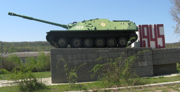 пгт. Тарутино. Памятник-САУ установлен в честь воинов-освободителей 4-го гвардейского механизированного корпуса. 