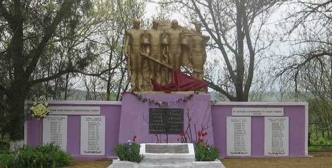 с. Цыбулевка Великомихайловского р-на. Братская могила воинов, погибших в боях за село.