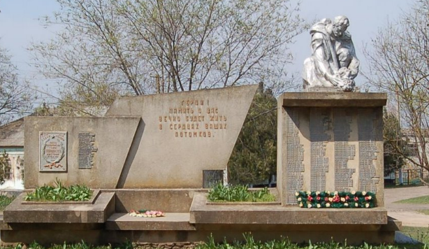 с. Белолесье Татарбунарского р-на. Памятник у Дворца культуры, установленный в 1975 году, погибшим воинам в годы войны. 