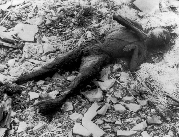 Останки человека после взрыва. Август 1945 г.