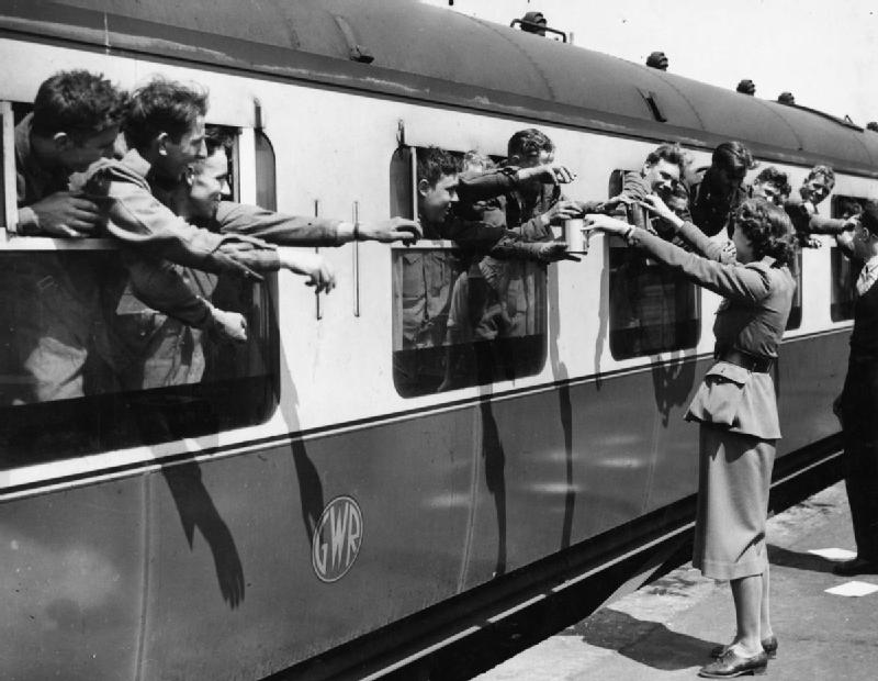 Эвакуированные войска из Дюнкерка на станции Аддисон-роуд в Лондоне. 31 мая 1940 г. 