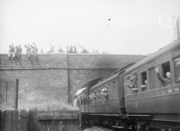 Поезд, перевозящий солдат, эвакуированных из Дюнкерка, приветствуется гражданами. Лондон. 31 мая 1940 г. 