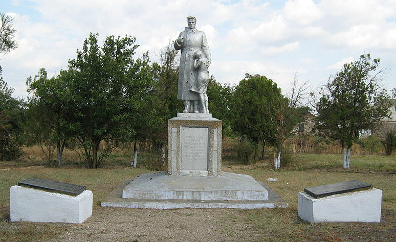 с. Вишневое Татарбунарского р-на. Памятник, установленный в 1967 году 120 воинам-односельчанам, погибшим в годы войны. 