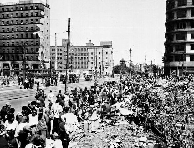 Жители на расчистке улицы. Осень 1945 г.