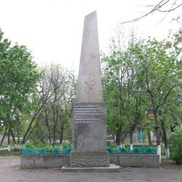 с. Дмитровка Татарбунарского р-на. Памятник, установленный в 1965 году на братской могиле 10 советским активистам, расстрелянных румынами в 1941 году. 