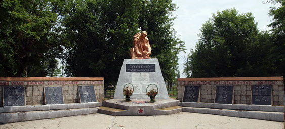 с. Знаменка Ивановского р-на. Памятник, установленный в 1960 году на братской могиле, в которо й похоронено 45 воинов, погибших в годы войны.