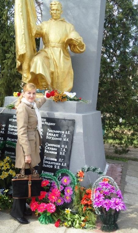с. Козловое Ивановского р-на. Памятник односельчанам, погибшим в годы войны.