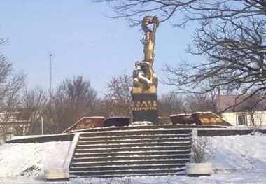 п. Радостный Ивановского р-на. Памятник воинам-освободителям, установленный в 1983 году.