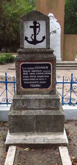 с. Тузли Татарбунарский р-на. Памятник на могиле советского воина Богомолова Н.Н., который погиб 4 сентября 1944 года.