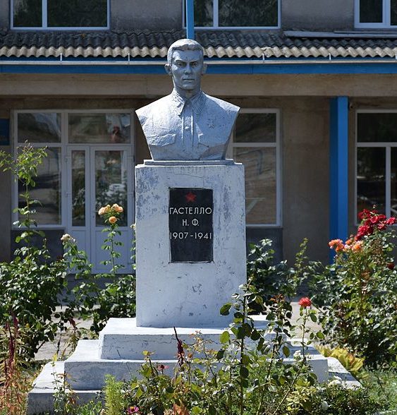 с. Траповка Татарбунарский р-на. Памятник возле школы, установленный в 1968 году Герою Советского Союза М.Ф. Гастелло. 