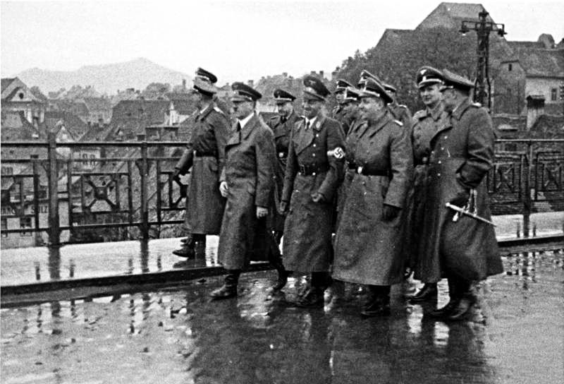 Мартин Борман в свите Адольфа Гитлера. Марбург Драу. 1941 г.