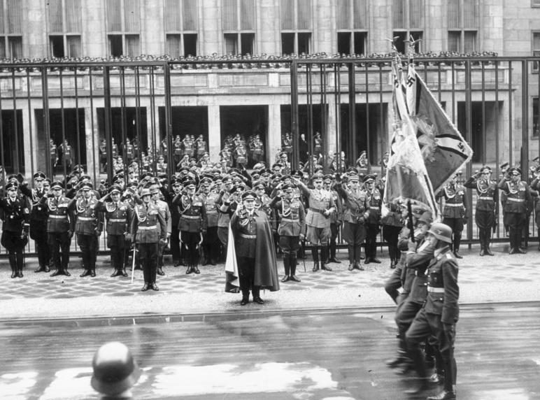 Герман Геринг на параде в день ВВС. 1938 г.