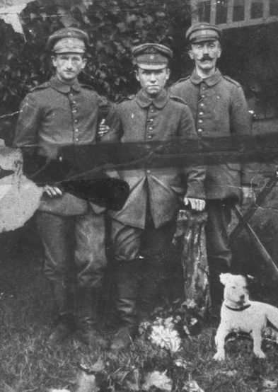 Доброволец Гитлер (справа) в составе 2-го баварского пехотного полка Баварской армии во время Первой мировой. 1916 г