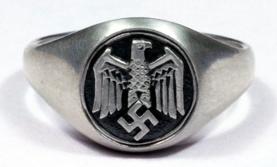 Наградной перстень с изображением орла Вермахта, выполненный из серебра 835-ой пробы с применением чернения щитка. 