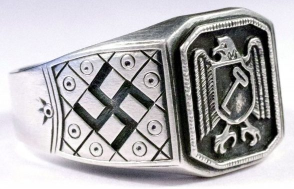Перстень с эмблемой дивизии СС «Адольф Гитлер». По сторонам щитка – свастика. Кольцо изготовлено из серебра 835-ой пробы с применением чернения. 