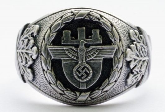 Перстень за основу дизайна щитка, которого взят знак НСДАП Гау Восточная Пруссия. Кольцо выполнено из серебра 835-ой пробы с применением чернения.