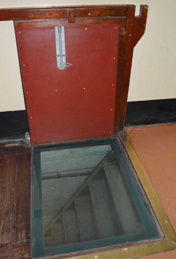 Тайный люк входа в подземелье из здания казначейства.