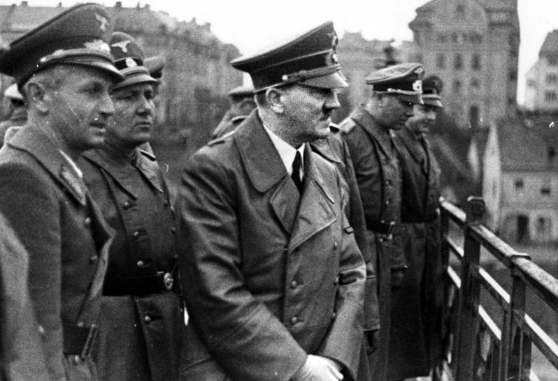 Мартин Борман в свите Адольфа Гитлера. Марбург Драу. 1941 г.