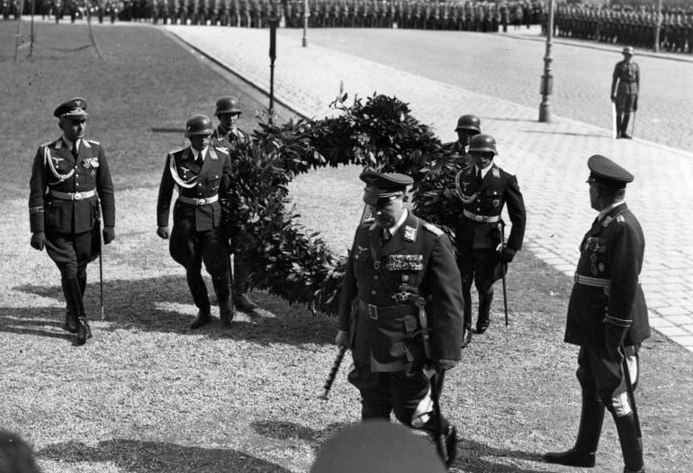 Герман Геринг на возложении венка павшим в Первой мировой войне. Вена. 1938 г. 