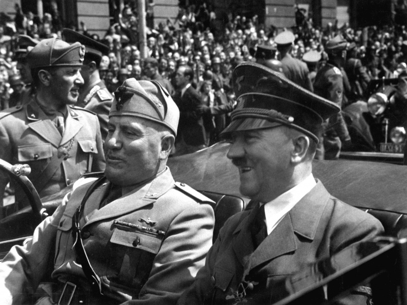 Адолья Гитлер и Бенито Муссолини в Мюнхене. 1940г.