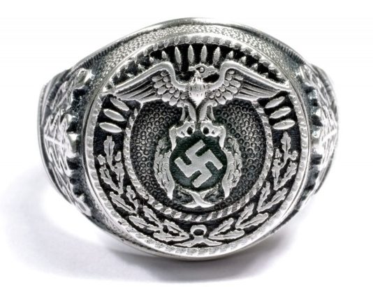 Перстень члена НСДАП выполнен из серебра 835 пробы с применением чернения. По бокам щитка нанесен рельефный растительный орнамент. 