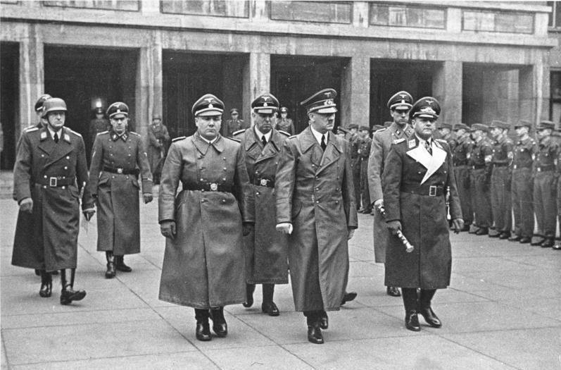 Мартин Борман в свите Адольфа Гитлера. Берлин. 1941 г.