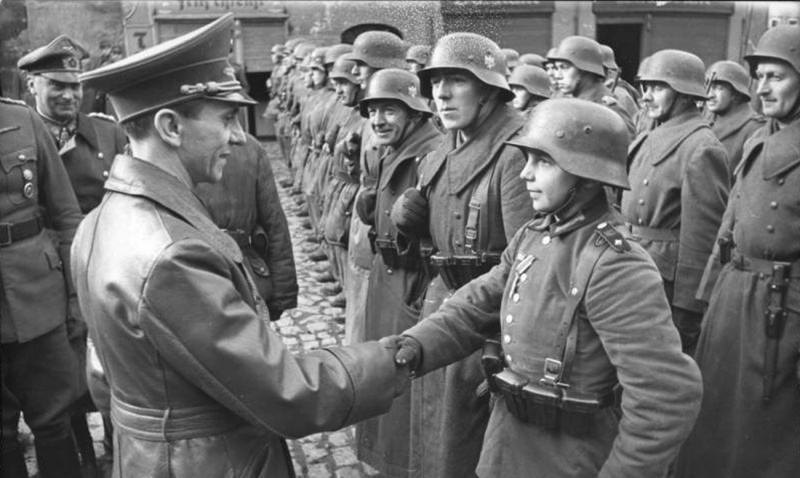 Йозеф Геббельс поздравляет 16-летнего солдата Вильгельма Хюбнера после награждения его Железным крестом 2 класса. Любань. 1945 г.