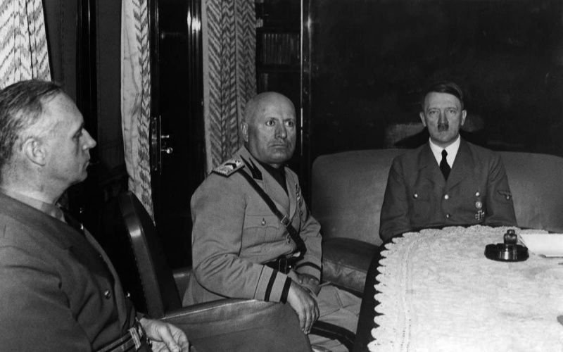 Адольф Гитлер, Бенито Муссолини и Иоахим фон Риббентроп на итальянской станции Бреннеро. 1940 г.
