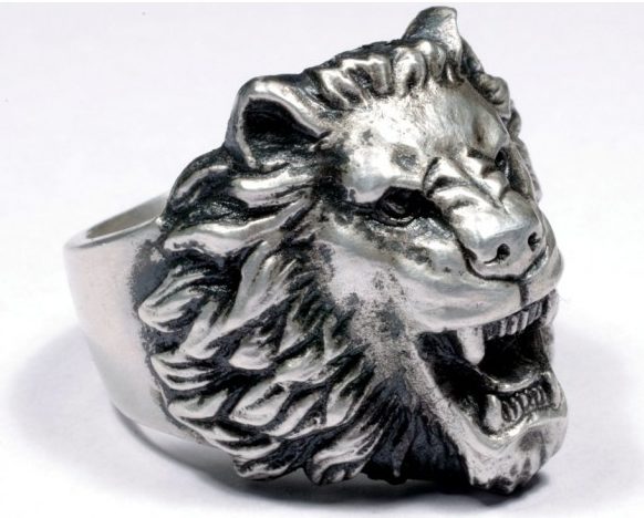 Перстень военнослужащего Вермахта с головой льва, выполнен из серебра 830-й пробы. Лев считается символом мужества, храбрости, верховной власти, благородства и гордости. Размеры щитка - 22х 24 мм. Вес – 22,6 г.