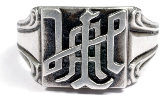 Перстни с эмблемой дивизии СС «Адольф Гитлер» изготовлено из серебра 835-ой пробы с применением чернения.