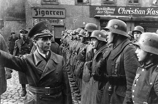 Йозеф Геббельс и Гитлерюгенд. 1945 г.