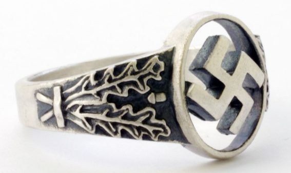 Кольца с ажурными прорезными щитками, изображающими свастику, выполнены из серебра 835-ой пробы.
