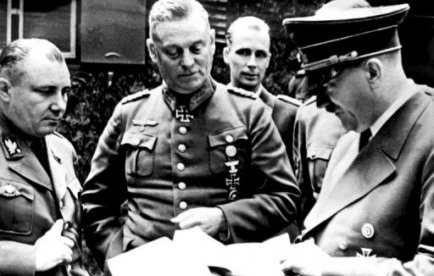Мартин Борман и Адольф Гитлер у карты. 1943 г.