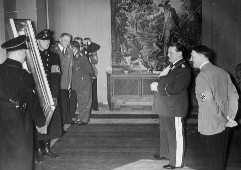 Герман Геринг в день рождения получает в подарок картину от Гилера. 1938 г.