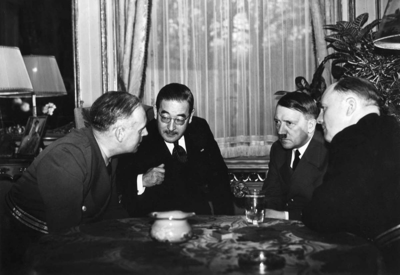 Адольф Гитлер, Иоахим фон Риббентроп и посол Японии в Германии Хироси Осима. 1940 г. 
