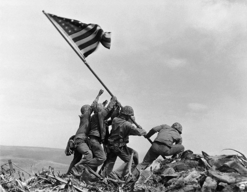 Самая знаменитая фотография США времен Второй мировой войны.