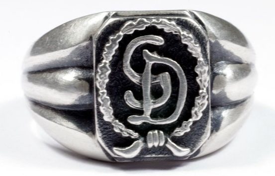 Перстень с рельефным изображением эмблемы дивизии СС «Великая Германия» (Großdeutschland). Кольцо изготовлено из серебра 835-ой пробы с применением чернения.