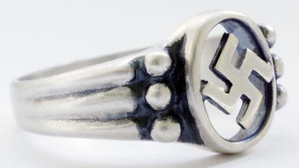Кольца с ажурными прорезными щитками, изображающими свастику, выполнены из серебра 835-ой пробы.