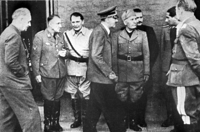 Мартин Борман, Иоахим фон Риббентроп, Герман Геринг, Адольф Гитлер и Бенито Муссолини около квартиры А. Гитлера после попытки покушения на него 20 июля 1944 г.