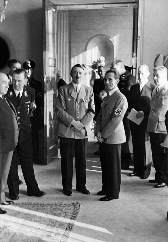 Йозеф Геббельс и Адольф Гитлер. 1945 г.