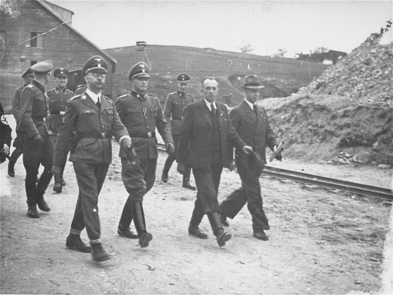 Генрих Гиммлер осматривает карьер в концлагере Маутхаузене. 1941 г.