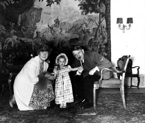 Гитлер с Эмми и Эддой Геринг. 1940 г.