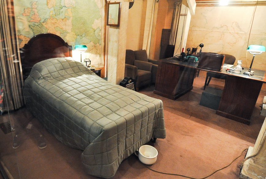 Кабинет-спальня Черчилля с ночным горшком.