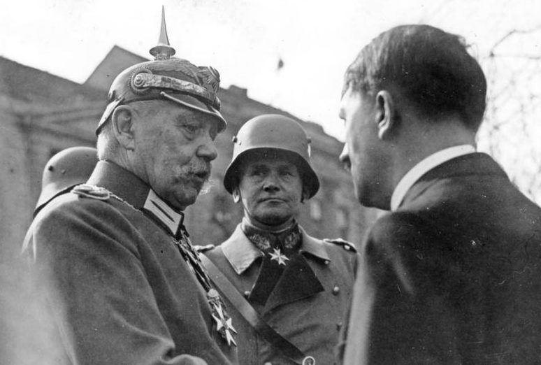 Адольф Гитлер и Президент Гинденбург и Вернер фон Бломберг. 1932 г.