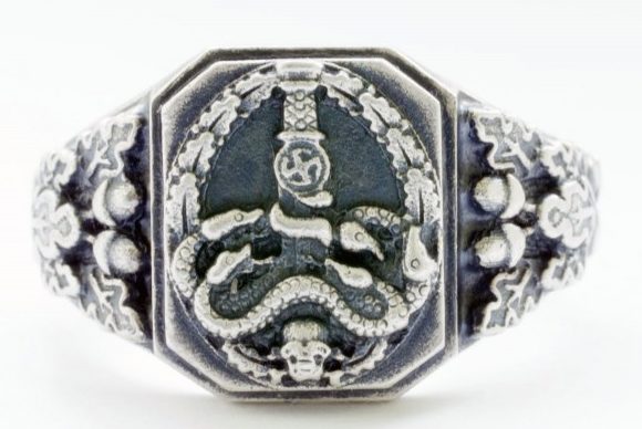 Наградные перстни из серебра 800-ой пробы с чернением. Дизайн щитка кольца напоминает нагрудный знак «За борьбу с партизанами». Как правило, перстнем награждались члены карательных отрядов. 