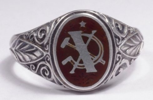 Кольцо «Х лет Советской власти» изготовлено из серебра 835-й пробы с применением цветной горячей эмали.