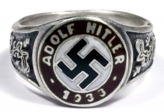 Памятный перстень члена НСДАП в честь прихода к власти Адольфа Гитлера в 1933 году. Кольцо изготовлено из серебра 900-й пробы с применением чернения и цветной горячей эмали.
